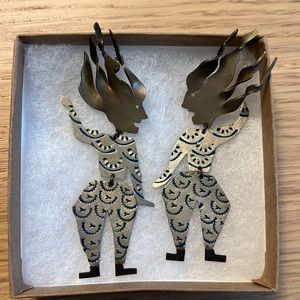 Chatting figures earrings